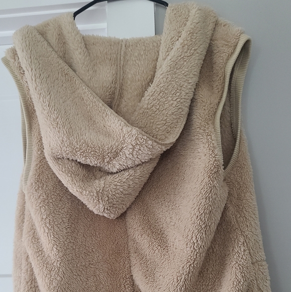 Fuzzy Hem and Thread Vest tan One Size - Picture 2 of 5